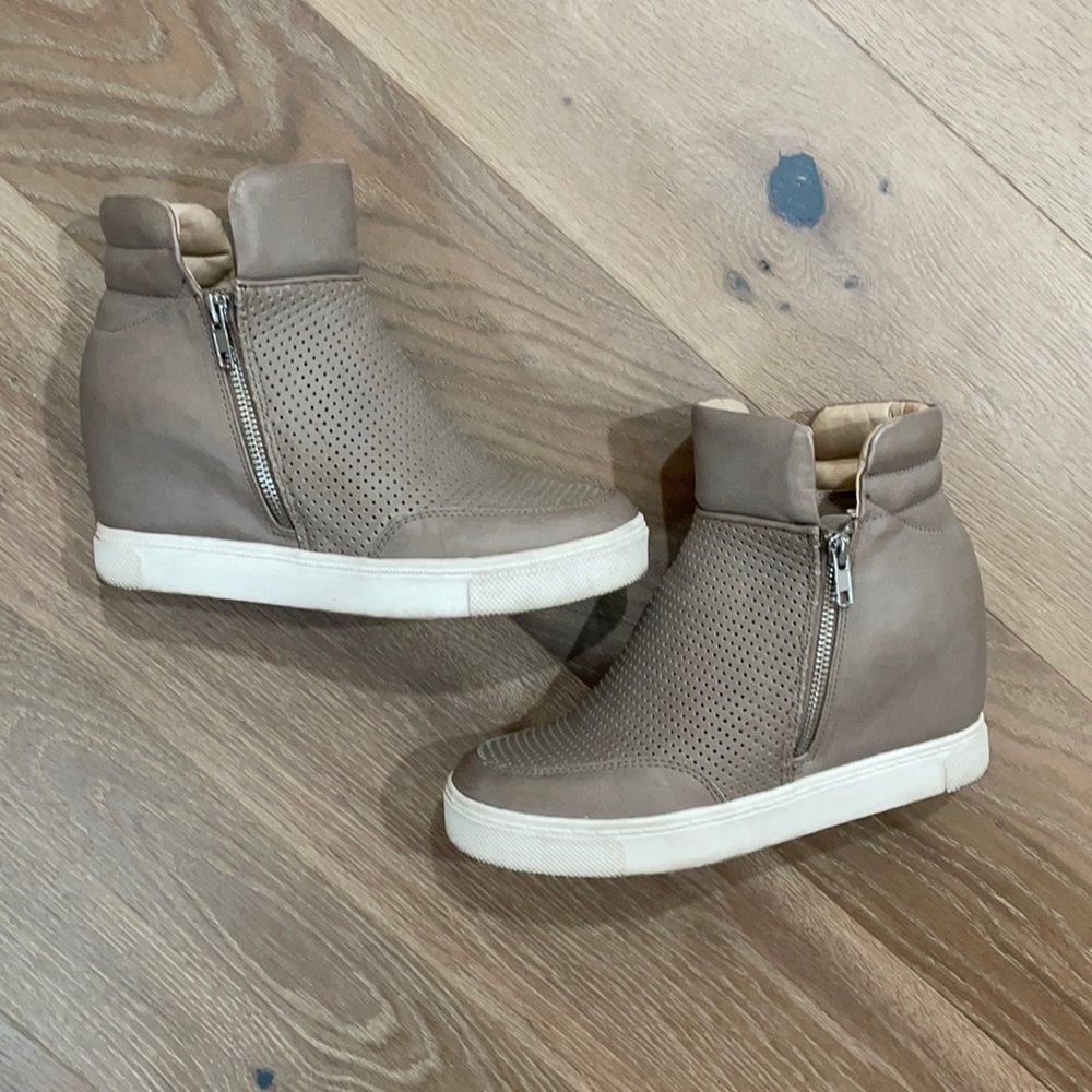 Wedge sneaker
